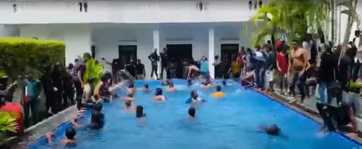VIDEO Imagini virale cu revolta din Sri Lanka: Au făcut baie în piscina prezidențială 