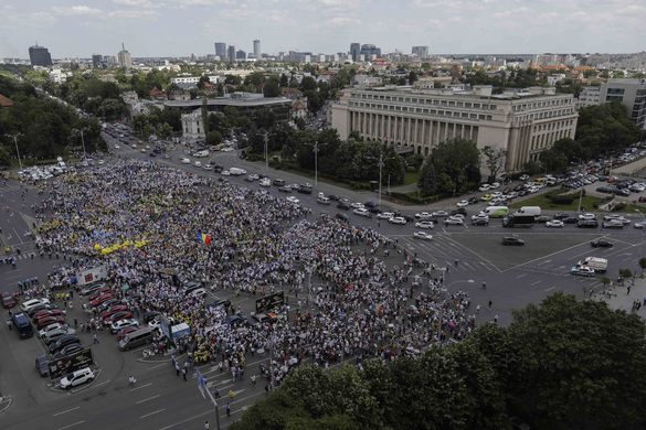 GALERIE FOTO Greva în educație continuă. Peste 15.000 de cadre didactice, în marș din Piața Victoriei la Cotroceni