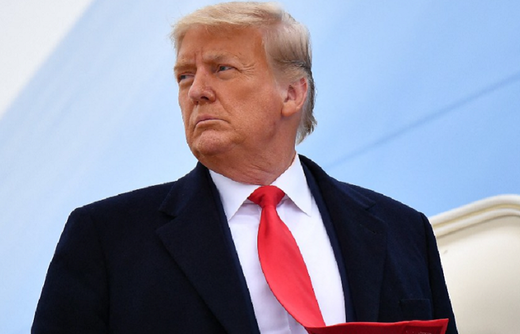 Trump a fost plasat în custodia poliției UPDATE A pledat nevinovat la toate cele 37 de acuzații și a fost lăsat să părăsească tribunalul fără condiții de călătorie
