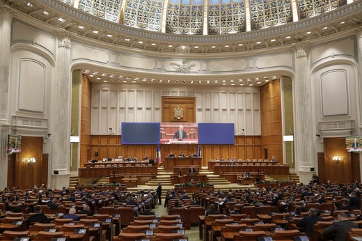 Camera Deputaților a votat din nou legea pensiilor speciale. USR a venit cu două găleți în plen. Florin Roman: Nu faceți decât gargară, nu vreți tăierea pensiilor speciale