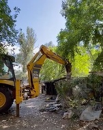 VIDEO Clotilde Armand: „Demolăm tot în această săptămână”. S-a intrat cu excavatoarele în zeci de garaje și barăci 