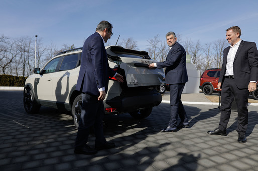 VIDEO&FOTO Ciolacu anunță, la uzina din Mioveni, că va folosi, ca prim-ministru, un model Duster și că Dacia va fi "mașina oficială" a Guvernului. "E bestială!"