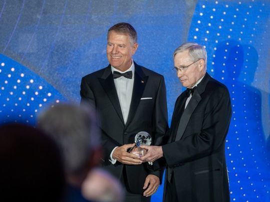 VIDEO&FOTO Klaus Iohannis a primit premiul Distinguished International Leadership, acordat de Consiliul Atlantic: SUA nu au un aliat mai bun decât România. Dedic acest premiu tuturor românilor, precum și parteneriatului și prieteniei dintre România și SUA