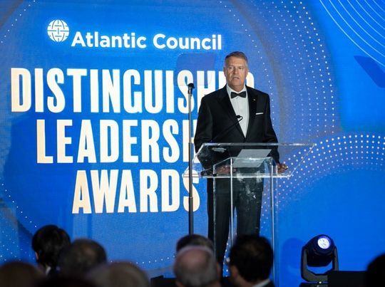 VIDEO&FOTO Klaus Iohannis a primit premiul Distinguished International Leadership, acordat de Consiliul Atlantic: SUA nu au un aliat mai bun decât România. Dedic acest premiu tuturor românilor, precum și parteneriatului și prieteniei dintre România și SUA