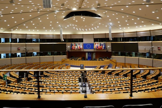 ANALIZĂ Europa alunecă spre dreapta, dar centrul rezistă. Verzii în scădere puternică