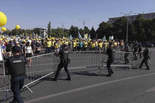 Mii de sindicaliști protestează la Guvern