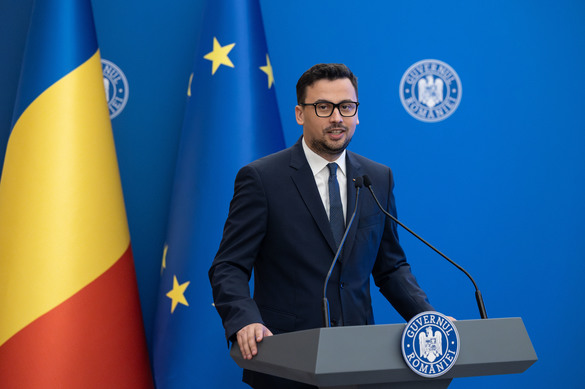 FOTO PSD îl avertizează pe Bolojan, la moțiunea de cenzură: Nu vom accepta înghețarea salariului minim sau o reformă în administrație care va bloca instituțiile. Guvernarea trebuie să fie umană, nu contabilă!