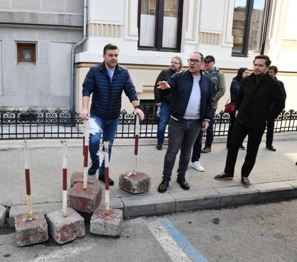 FOTO Schimbări la terase în București: Funcționare pe tot parcursul anului, ca la Viena și Paris, vor antreprenorii. Discuții la Primăria Capitalei cu o pisică pe masă