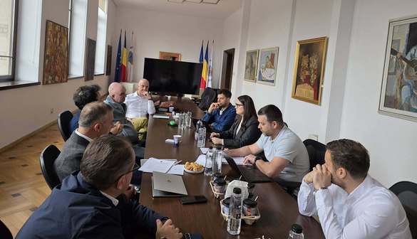 FOTO Schimbări la terase în București: Funcționare pe tot parcursul anului, ca la Viena și Paris, vor antreprenorii. Discuții la Primăria Capitalei cu o pisică pe masă