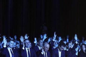 FOTO Vot în congresul extraordinar PNL. Decizia de a nu face alianță cu PSD, reafirmată. Membrii PNL care participă la un guvern cu social-democrații vor fi excluși