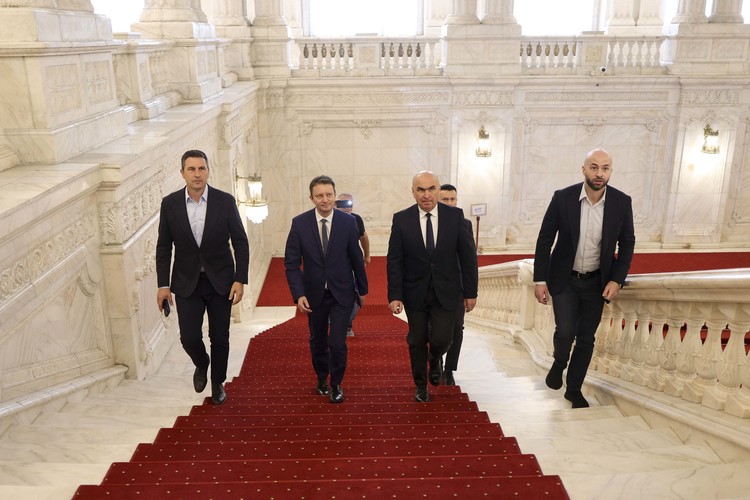 VIDEO&FOTO Partidele care îl susțin pe Siegfried Mureșan vor negocieri cu PSD și chiar rotativă la guvernare. Bolojan: Nu vom susține programe care nu se bazează pe realități. UDMR exclude negocieri cu ”partide extremiste”