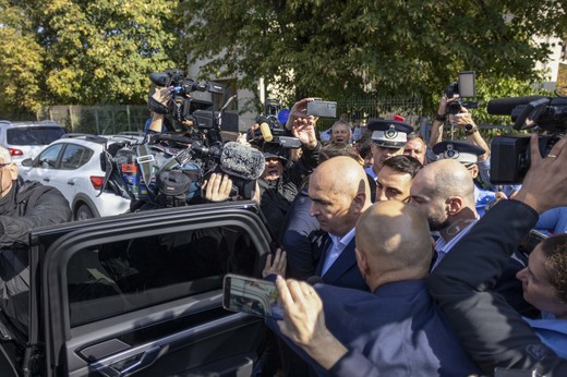 FOTO Ilie Bolojan a fost audiat la DNA Iași două ore și jumătate. Reacția Guvernului