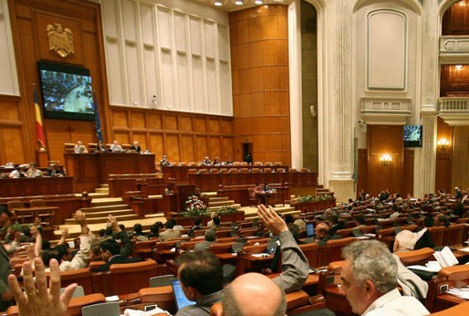 Deputații mențin pragul de reprezentativitate al sindicatelor la negocieri, respingând cererea lui Iohannis