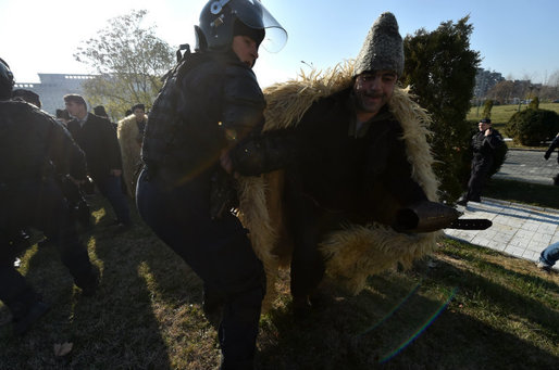 FOTO Revoltă a ciobanilor la Parlament: au vrut să sară gardul și au rupt o lege în fața unui senator