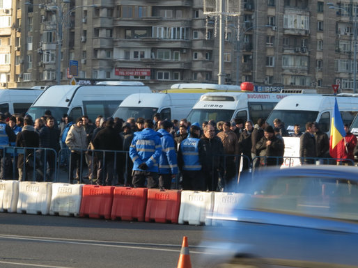 FOTO Mii de camioane, autobuze și taxiuri s-au adunat la Guvern, blocând un bulevard