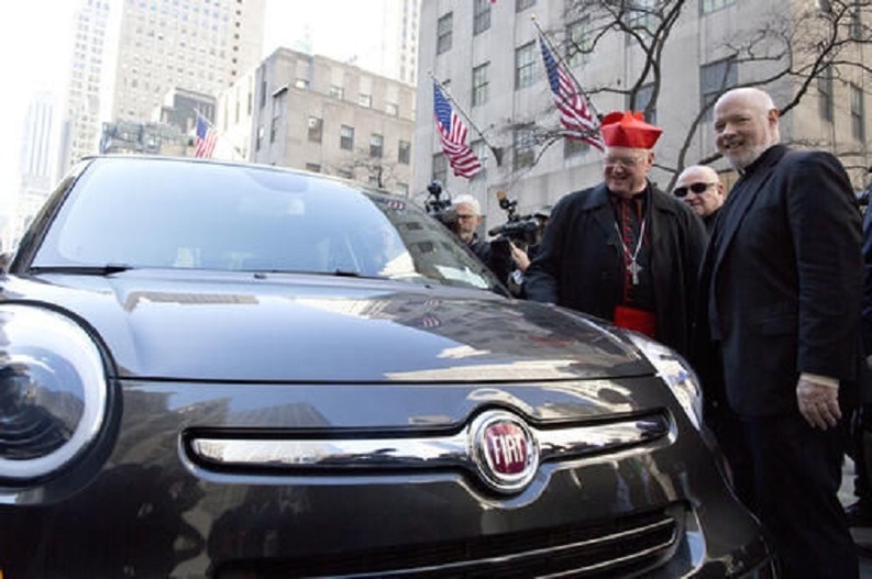 FOTO O mașină Fiat 500 folosită de Papa Francisc la New York, scoasă la licitație de Arhiepiscopie și atingând deja 135.000 dolari