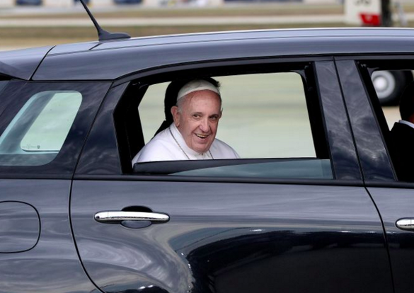 FOTO O mașină Fiat 500 folosită de Papa Francisc la New York, scoasă la licitație de Arhiepiscopie și atingând deja 135.000 dolari