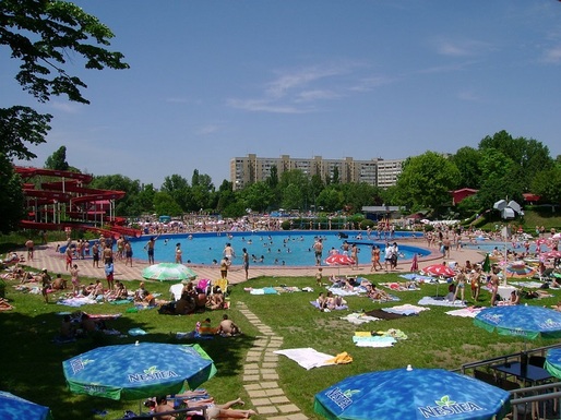 Noi reguli pentru proprietarii de ștranduri și piscine publice, inclusiv cu limitarea numărului de persoane primite simultan