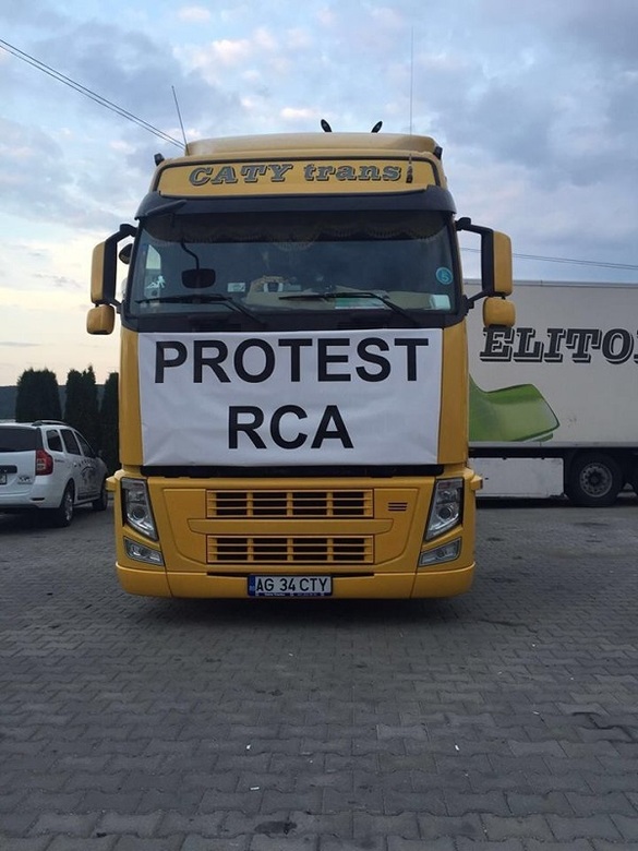 FOTO Transportatorii au declanșat protestul, aducând zeci de camioane în fața Guvernului și pe străzile mai multor orașe. Taximetriștii au venit și ei
