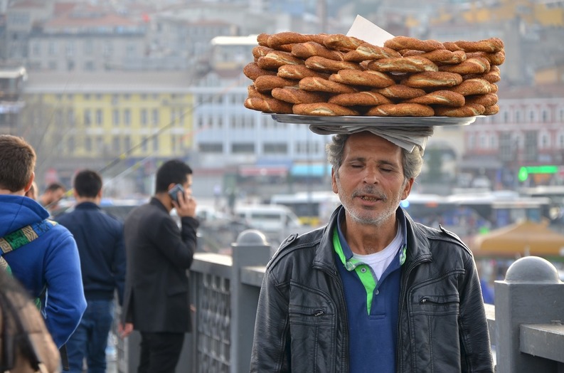 Brutăriile, covrigăriile, patiseriile, dar și cantinele și cafenele sunt obligate să își anunțe clienții că le vând produse congelate, dacă fac așa ceva