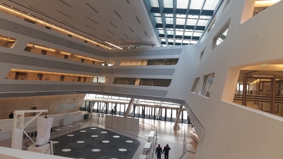 Sediul bibliotecii universitare din Viena, opera a arhitectei Zaha Hadid.