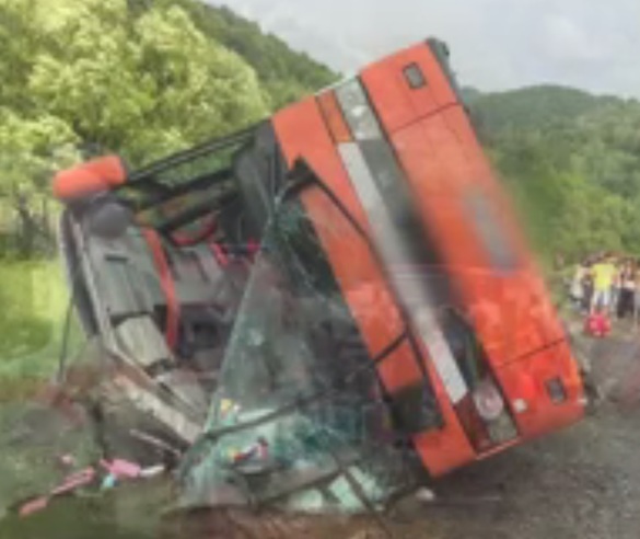 FOTO Un autocar cu copii s-a răsturnat pe drumul dintre Râșnov și Pârâul Rece