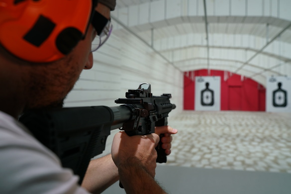 FOTO Omul de publicitate Bogdan Naumovici a deschis cel mai mare poligon indoor de tir din România. De Valentine's Day, femeile singure care urăsc această sărbătoare au o țintă specială