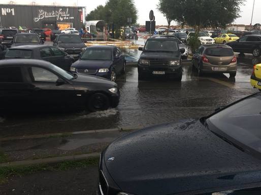 Mai multe străzi din Constanța și Mamaia au fost inundate în urma unei ploi torențiale, circulația rutieră desfășurându-se cu dificultate