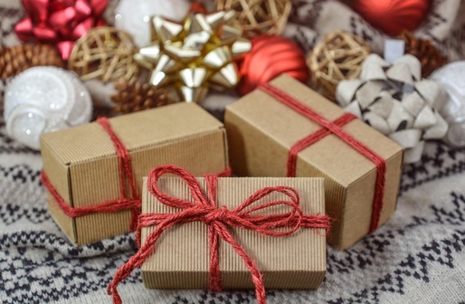 STUDIU: Românii cumpără cadouri de Crăciun mai scumpe pentru iubit sau iubită decât pentru soț sau soție. Cât sunt dispuși să cheltuiască și unde mai apare "Secret Santa"