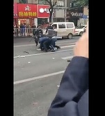 VIDEO Cel puțin 5 persoane decedate și 22 rănite în China, cu un autobuz deturnat și un suspect înarmat