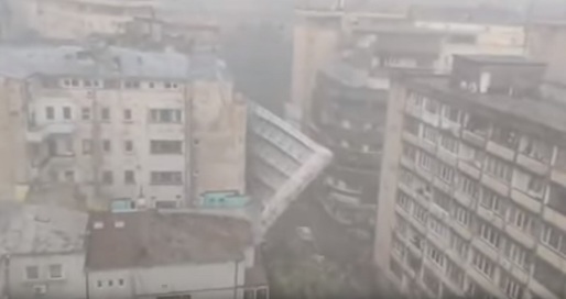Două schele s-au desprins de pe clădiri în urma furtunii din Capitală și s-au prăbușit