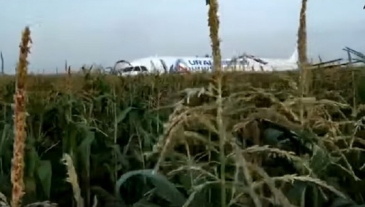VIDEO Avion de pasageri - aterizare forțată lângă Moscova, 23 de răniți