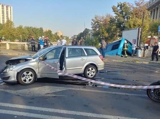 GALERIE FOTO Un autobuz STB a căzut în Dâmbovița, accident cu un autoturism