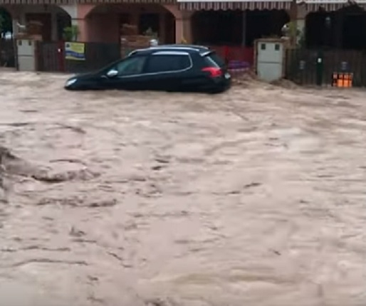 VIDEO Inundații masive în Spania,  jet-ski pe autostradă inundată și mașini înghițite de apă