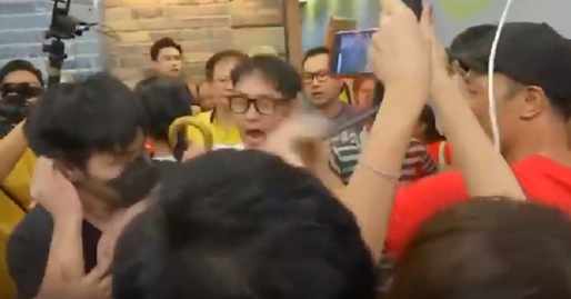 VIDEO Violențe între protestatari, într-un mall din Hong Kong