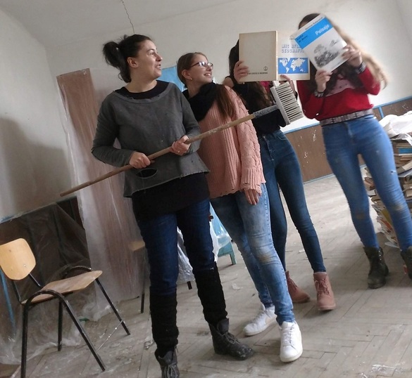 FOTO Cum și-au făcut elevii dintr-o comună din Argeș club de activități extracuriculare 