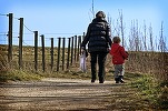Guvernul ar putea achita din costurile angajatorilor cu părinții care stau cu copiii acasă cât timp școlile sunt închise