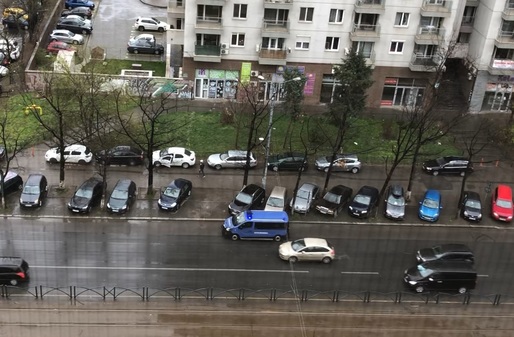 VIDEO Jandarmeria patrulează cu mașini și anunță populația să stea în casă