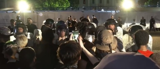VIDEO Decesul lui George Floyd: O cisternă - în manifestanți; șoferul, scos din camion cu forța și agresat