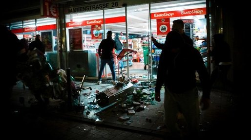 VIDEO Zeci de magazine vandalizate și mașini ale poliției atacate, noaptea trecută, la Stuttgart. 19 polițiști au fost răniți