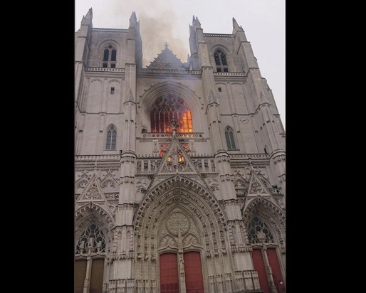 VIDEO Incendiul de la catedrala din Nantes, anchetat ca fiind premeditat. Marea orgă și vitraliile, distruse