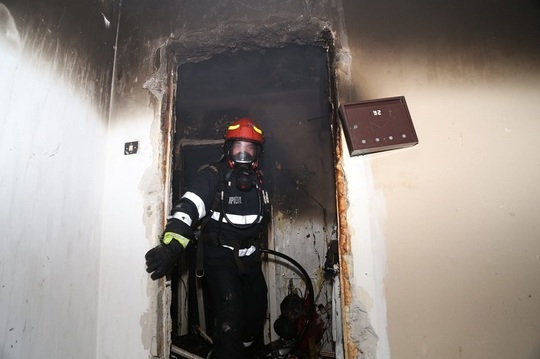 FOTO Explozie urmată de incendiu într-un apartament din Capitală