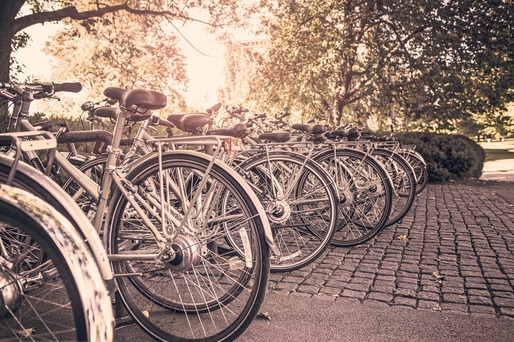 Lege promulgată: Toate clădirile publice, școlile, piețele, stațiile CFR - obligate să aibă parcare pentru biciclete. Amenzi în caz contrar