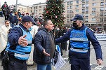 GALERIE FOTO Primarul din Iași, atacat și stropit de un protestatar cu iaurt