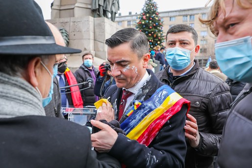 GALERIE FOTO Primarul din Iași, atacat și stropit de un protestatar cu iaurt