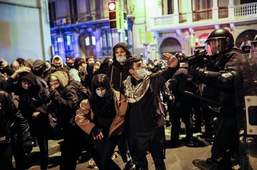 VIDEO Proteste violente în Barcelona după condamnarea unui rapper