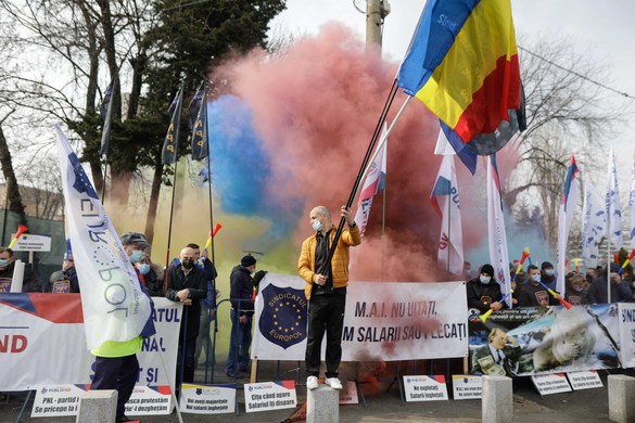 VIDEO&FOTO Protest cu fumigene și scandal la Cotroceni. Polițiștii s-au îmbrâncit cu jandarmii