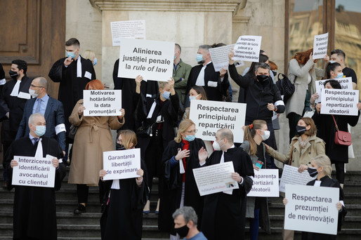 GALERIE FOTO Peste 150 de avocați au ieșit, din nou, să protesteze, acuzând abuzuri împotriva statului de drept și a profesiei de avocat în dosarul Ferma Băneasa, în care a fost inculpat și avocatul Robert Roșu