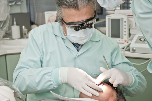 Caz rar - Doi falși stomatologi au tratat pacienți 4 ani