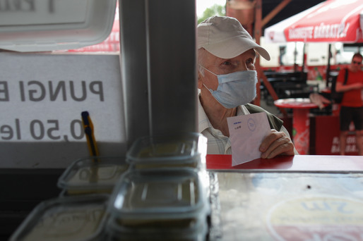 FOTO Centru de vaccinare deschis în Piața Obor, persoane atrase cu "Mici cu de toate pentru vaccinare”